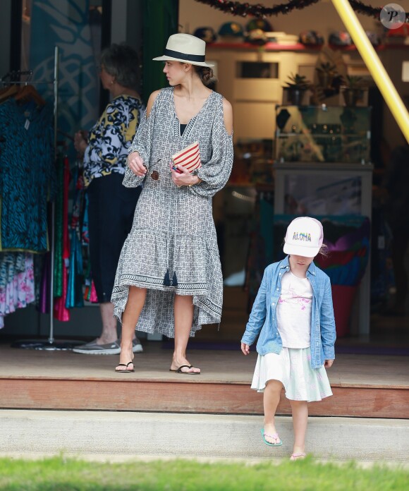 Exclusif - No Web - Merci de flouter le visage des enfants avant publication - Jessica Alba en famille avec son mari Cash Warren et ses filles Honor et Haven profitent de leur journée à Hawaï le 30 décembre 2016  Actress Jessica Alba and her family enjoy a sightseeing day in Hawaii on December 30, 2016. The group posed for some photos in front of the mountain view and then did some shopping. After a day out, Jessica and her daughters stopped to get some shaved ice before joining her husband Cash.30/12/2016 - Hawaï