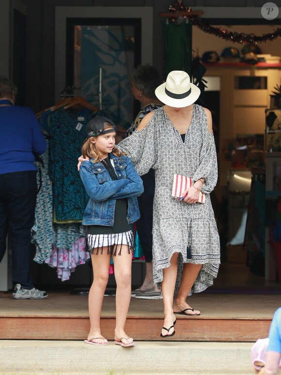 Exclusif - No Web - Merci de flouter le visage des enfants avant publication - Jessica Alba en famille avec son mari Cash Warren et ses filles Honor et Haven profitent de leur journée à Hawaï le 30 décembre 2016  Actress Jessica Alba and her family enjoy a sightseeing day in Hawaii on December 30, 2016. The group posed for some photos in front of the mountain view and then did some shopping. After a day out, Jessica and her daughters stopped to get some shaved ice before joining her husband Cash.30/12/2016 - Hawaï