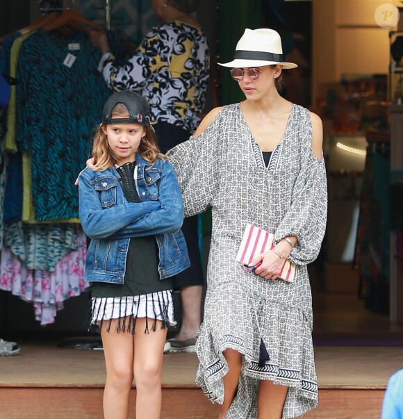 Exclusif - No Web - Merci de flouter le visage des enfants avant publication - Jessica Alba en famille avec son mari Cash Warren et ses filles Honor et Haven profitent de leur journée à Hawaï le 30 décembre 2016  Actress Jessica Alba and her family enjoy a sightseeing day in Hawaii on December 30, 2016. The group posed for some photos in front of the mountain view and then did some shopping. After a day out, Jessica and her daughters stopped to get some shaved ice before joining her husband Cash.30/12/2016 - Hawaï