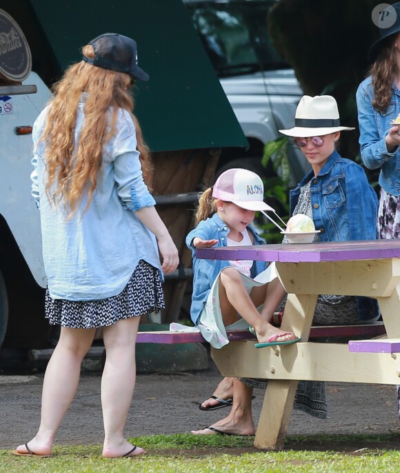 Exclusif - No Web - Merci de flouter le visage des enfants avant publication - Jessica Alba en famille avec son mari Cash Warren et ses filles Honor et Haven profitent de leur journée à Hawaï le 30 décembre 2016  Actress Jessica Alba and her family enjoy a sightseeing day in Hawaii on December 30, 2016. The group posed for some photos in front of the mountain view and then did some shopping. After a day out, Jessica and her daughters stopped to get some shaved ice before joining her husband Cash.30/12/2016 - Hawaï