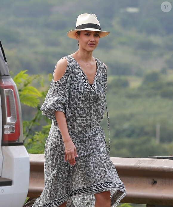 Exclusif - No Web - Merci de flouter le visage des enfants avant publication - Jessica Alba en famille avec son mari Cash Warren et ses filles Honor et Haven profitent de leur journée à Hawaï le 30 décembre 2016  Actress Jessica Alba and her family enjoy a sightseeing day in Hawaii on December 30, 2016. The group posed for some photos in front of the mountain view and then did some shopping. After a day out, Jessica and her daughters stopped to get some shaved ice before joining her husband Cash.30/12/2016 - Hawaï