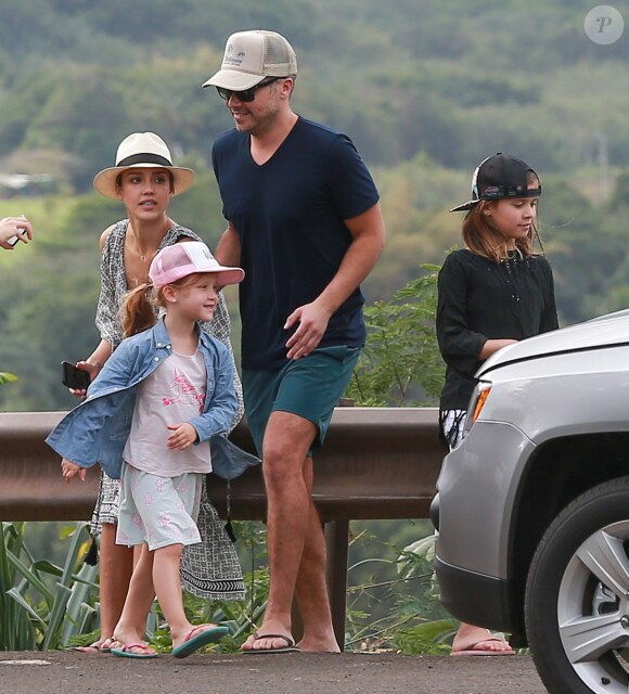 Exclusif - No Web - Merci de flouter le visage des enfants avant publication - Jessica Alba en famille avec son mari Cash Warren et ses filles Honor et Haven profitent de leur journée à Hawaï le 30 décembre 2016  Actress Jessica Alba and her family enjoy a sightseeing day in Hawaii on December 30, 2016. The group posed for some photos in front of the mountain view and then did some shopping. After a day out, Jessica and her daughters stopped to get some shaved ice before joining her husband Cash.30/12/2016 - Hawaï