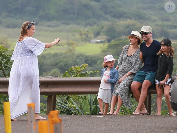 Exclusif - No Web - Merci de flouter le visage des enfants avant publication - Jessica Alba en famille avec son mari Cash Warren et ses filles Honor et Haven profitent de leur journée à Hawaï le 30 décembre 2016  Actress Jessica Alba and her family enjoy a sightseeing day in Hawaii on December 30, 2016. The group posed for some photos in front of the mountain view and then did some shopping. After a day out, Jessica and her daughters stopped to get some shaved ice before joining her husband Cash.30/12/2016 - Hawaï