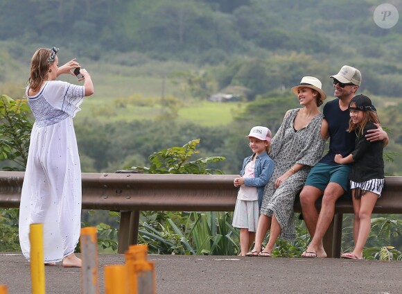 Exclusif - No Web - Merci de flouter le visage des enfants avant publication - Jessica Alba en famille avec son mari Cash Warren et ses filles Honor et Haven profitent de leur journée à Hawaï le 30 décembre 2016  Actress Jessica Alba and her family enjoy a sightseeing day in Hawaii on December 30, 2016. The group posed for some photos in front of the mountain view and then did some shopping. After a day out, Jessica and her daughters stopped to get some shaved ice before joining her husband Cash.30/12/2016 - Hawaï