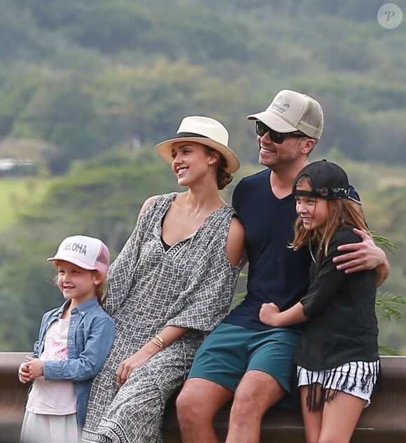 Exclusif - No Web - Merci de flouter le visage des enfants avant publication - Jessica Alba en famille avec son mari Cash Warren et ses filles Honor et Haven profitent de leur journée à Hawaï le 30 décembre 2016  Actress Jessica Alba and her family enjoy a sightseeing day in Hawaii on December 30, 2016. The group posed for some photos in front of the mountain view and then did some shopping. After a day out, Jessica and her daughters stopped to get some shaved ice before joining her husband Cash.30/12/2016 - Hawaï