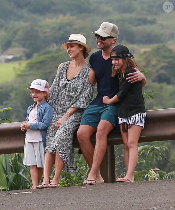 Exclusif - No Web - Merci de flouter le visage des enfants avant publication - Jessica Alba en famille avec son mari Cash Warren et ses filles Honor et Haven profitent de leur journée à Hawaï le 30 décembre 2016  Actress Jessica Alba and her family enjoy a sightseeing day in Hawaii on December 30, 2016. The group posed for some photos in front of the mountain view and then did some shopping. After a day out, Jessica and her daughters stopped to get some shaved ice before joining her husband Cash.30/12/2016 - Hawaï