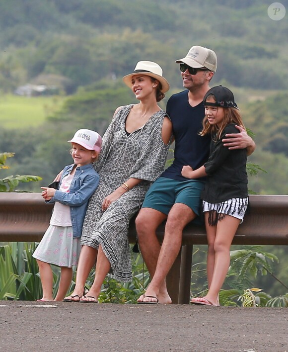 Exclusif - No Web - Merci de flouter le visage des enfants avant publication - Jessica Alba en famille avec son mari Cash Warren et ses filles Honor et Haven profitent de leur journée à Hawaï le 30 décembre 2016  Actress Jessica Alba and her family enjoy a sightseeing day in Hawaii on December 30, 2016. The group posed for some photos in front of the mountain view and then did some shopping. After a day out, Jessica and her daughters stopped to get some shaved ice before joining her husband Cash.30/12/2016 - Hawaï