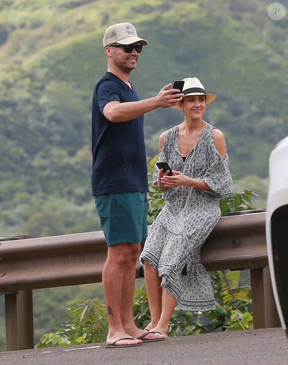 Exclusif - No Web - Merci de flouter le visage des enfants avant publication - Jessica Alba en famille avec son mari Cash Warren et ses filles Honor et Haven profitent de leur journée à Hawaï le 30 décembre 2016  Actress Jessica Alba and her family enjoy a sightseeing day in Hawaii on December 30, 2016. The group posed for some photos in front of the mountain view and then did some shopping. After a day out, Jessica and her daughters stopped to get some shaved ice before joining her husband Cash.30/12/2016 - Hawaï