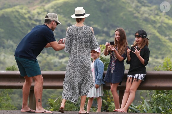 Exclusif - No Web - Merci de flouter le visage des enfants avant publication - Jessica Alba en famille avec son mari Cash Warren et ses filles Honor et Haven profitent de leur journée à Hawaï le 30 décembre 2016  Actress Jessica Alba and her family enjoy a sightseeing day in Hawaii on December 30, 2016. The group posed for some photos in front of the mountain view and then did some shopping. After a day out, Jessica and her daughters stopped to get some shaved ice before joining her husband Cash.30/12/2016 - Hawaï