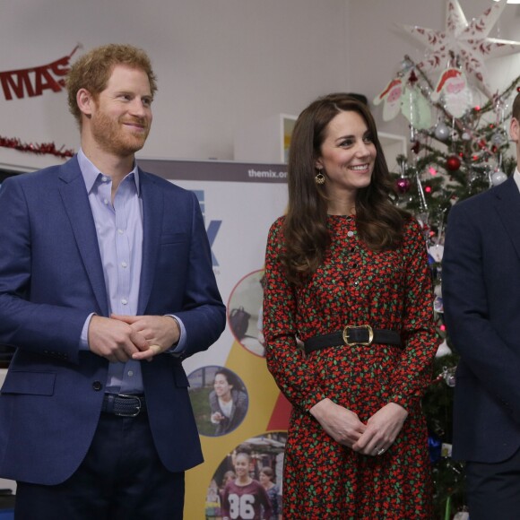 Le prince Harry, la duchesse de Cambridge et le prince William à la réception de Noël de l'établissement "The Mix" à Londres le 19 décembre 2016.