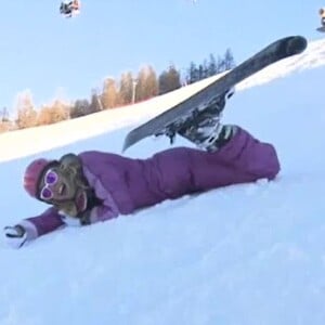 Enora Malagré à terre dans "TPMP au ski", les images dévoilées dans "TPMP", lundi 9 janvier 2017, sur C8