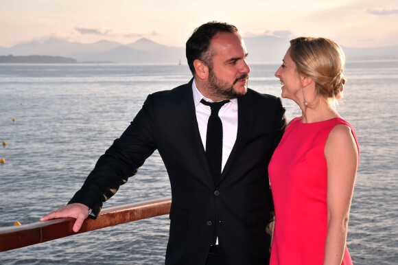 François-Xavier Demaison et sa compagne Anais participent au gala annuel de la Croix Rouge française dans le cadre du prestigieux hôtel Eden Roc au Cap d'Antibes.
