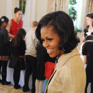 Michelle Obama et son chien Bo lors de la mise n place des décorations de Noël à la Maison Blanche, à Washington, le 28 novembre 2012.