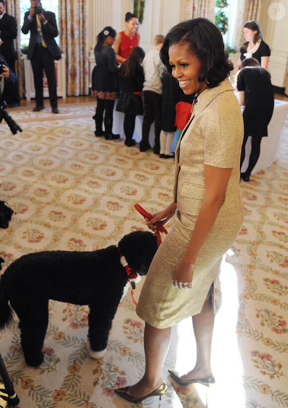 Michelle Obama et son chien Bo lors de la mise n place des décorations de Noël à la Maison Blanche, à Washington, le 28 novembre 2012.