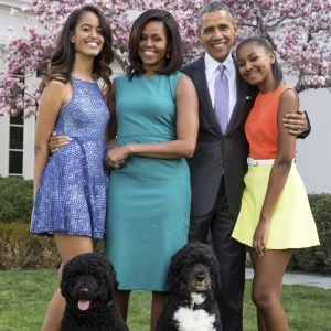 Barack Obama, Michelle Obama, et leurs filles Malia and Sasha posent pour un portrait de famille avec leurs chiens Bo et Sunny dans les jardins de la Maison Blanche le dimanche de Pâques, le 5 avril 2015.