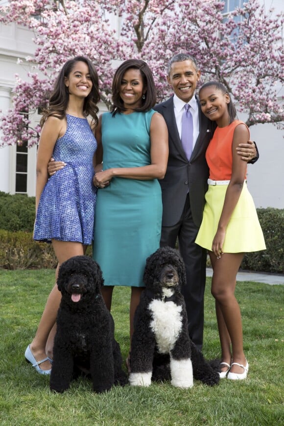 Barack Obama, Michelle Obama, et leurs filles Malia and Sasha posent pour un portrait de famille avec leurs chiens Bo et Sunny dans les jardins de la Maison Blanche le dimanche de Pâques, le 5 avril 2015.