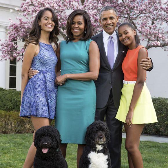 Barack Obama, Michelle Obama, et leurs filles Malia and Sasha posent pour un portrait de famille avec leurs chiens Bo et Sunny dans les jardins de la Maison Blanche le dimanche de Pâques, le 5 avril 2015.