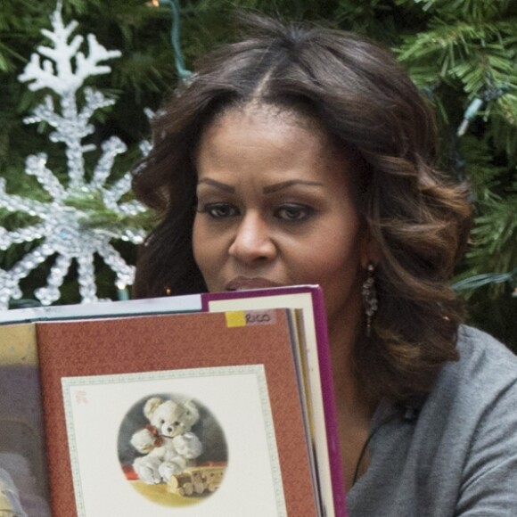 Michelle Obama et son chien Sunny lors d'une lecture pour les enfants malades du Children's National Medical Center, à Washington le 16 décembre 2013.