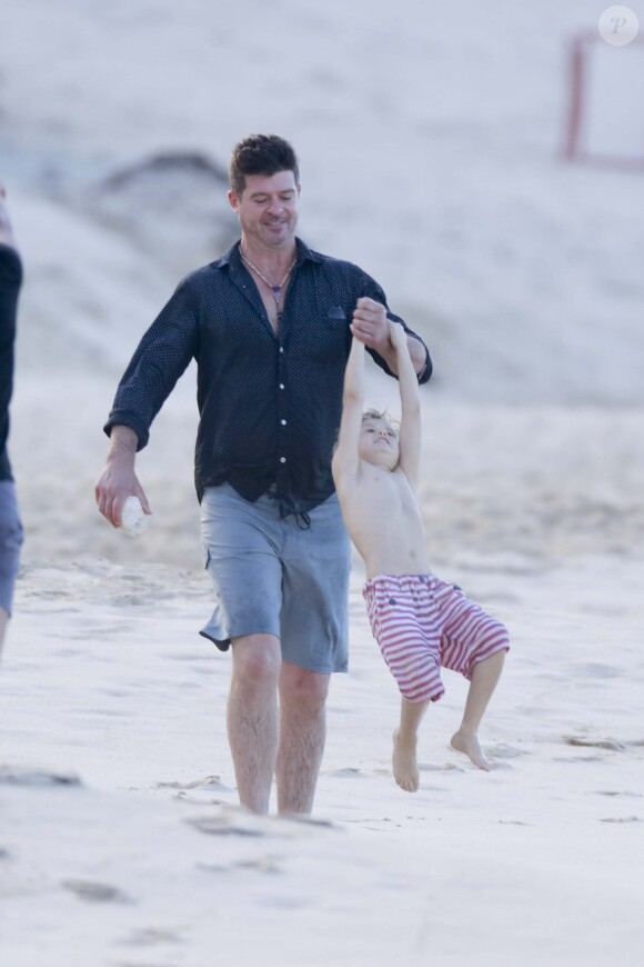 Robin Thicke avec son fils Julian en vacances à Saint-Barthélemy le 3 janvier 2016.
