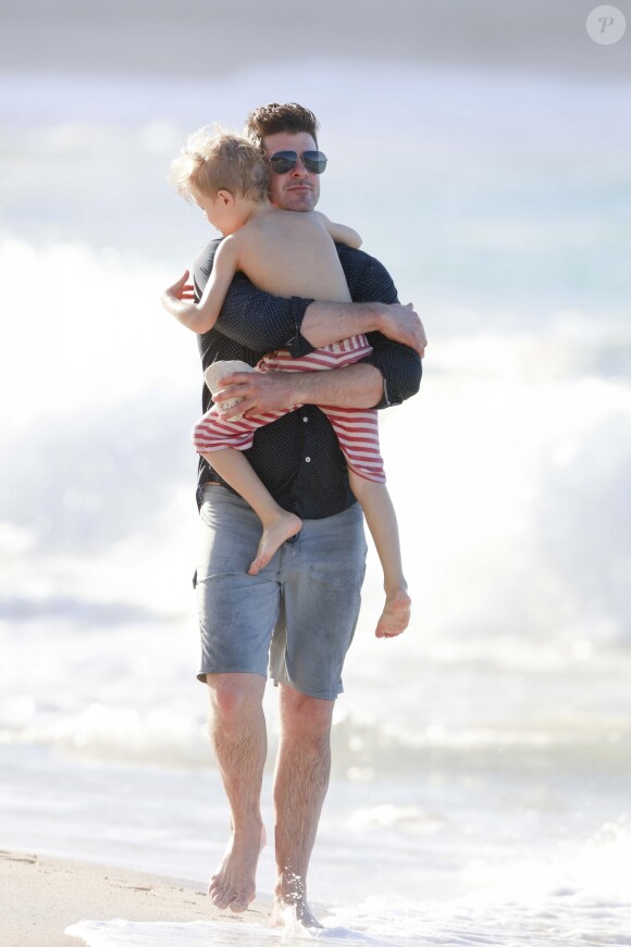 Robin Thicke avec son fils Julian en vacances à Saint-Barthélemy le 3 janvier 2016.