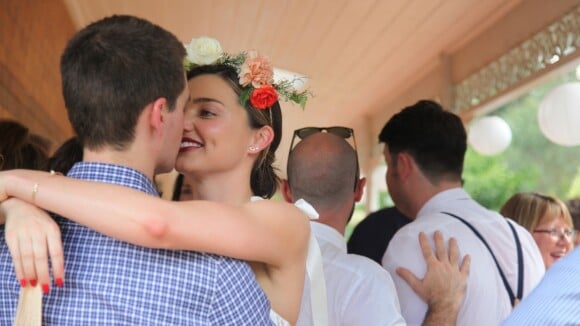 Miranda Kerr au mariage de son frère: Divine demoiselle d'honneur avec son chéri