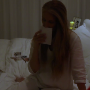 Céline Dion rendant hommage à son défunt mari René Angélil dans une nouvelle vidéo publiée sur Facebook samedi 14 janvier 2017, pour l'anniversaire de sa mort.