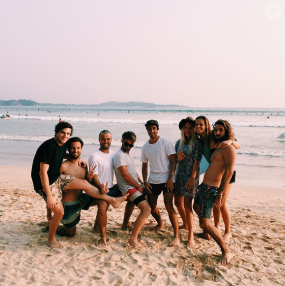 Laure Manaudou et Jérémy Frérot en vacances au Sri Lanka avec des amis. Photo postée sur Instagram en janvier 2017.