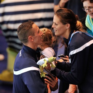 Laure Manaudou avec sa fille Manon félicite son compagnon Frédérick Bousquet, vainqueur du relais masculin 4x50m 4 nages lors des Championnats d' Europe de Natation à Chartres le 22 novembre 2012.