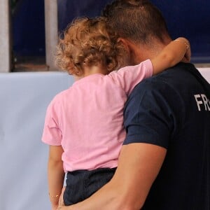 Laure Manaudou, Frédérick Bousquet et leur fille Manon - Laure Manaudou s'est offert sa première médaille internationale depuis quatre ans en remportant l'argent sur le 100 m dos à l'Euro-2012 en petit bassin. Chartres, le 23 novembre 2012.