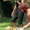 Luke perry avec son fils Jack, à Los Angeles, le 6 août 2000.