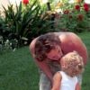 Luke perry avec son fils Jack, à Los Angeles, le 6 août 2000.
