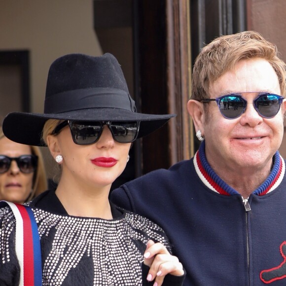 Exclusif - Lady Gaga et Sir Elton John font du shopping chez Burberry après avoir déjeuner au restaurant "White Tavern" dans la station de ski d'Aspen, Colorado, Etats-Unis, le 24 décembre 2016.