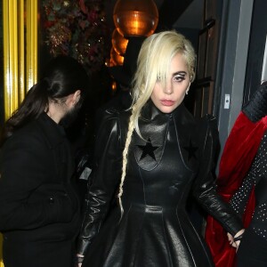 Lady Gaga et des amis à la sortie du club Groucho à Londres, le 6 décembre 2016