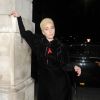 Lady Gaga avec ses fans de retour à son hôtel après le diner de gala Radical Eye organisé par Sir Elton John à Tape Modern à Londres, le 1er décembre 2016