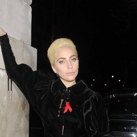 Lady Gaga avec ses fans de retour à son hôtel après le diner de gala Radical Eye organisé par Sir Elton John à Tape Modern à Londres, le 1er décembre 2016