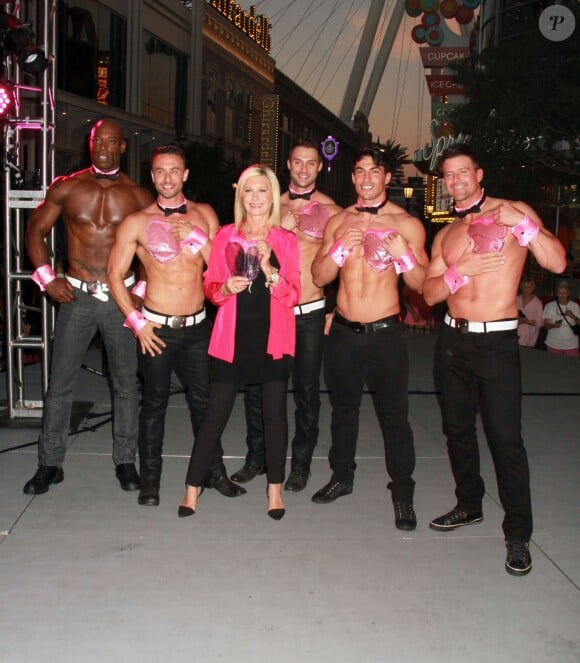 Olivia Newton-John s'engage dans la lutte contre le cancer du sein avec les chippendales de Las Vegas le 6 octobre 2014.