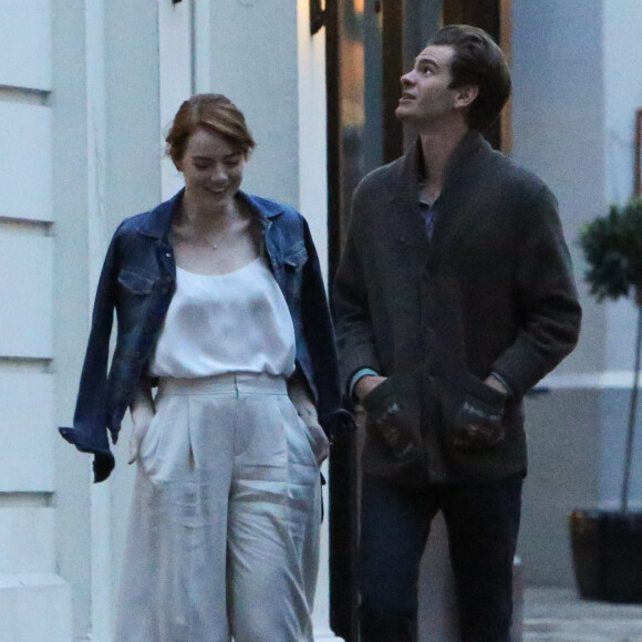 Exclusif - Emma Stone et son ex Andrew Garfield font une balade romantique dans les rues de Londres le 21 août 2016.