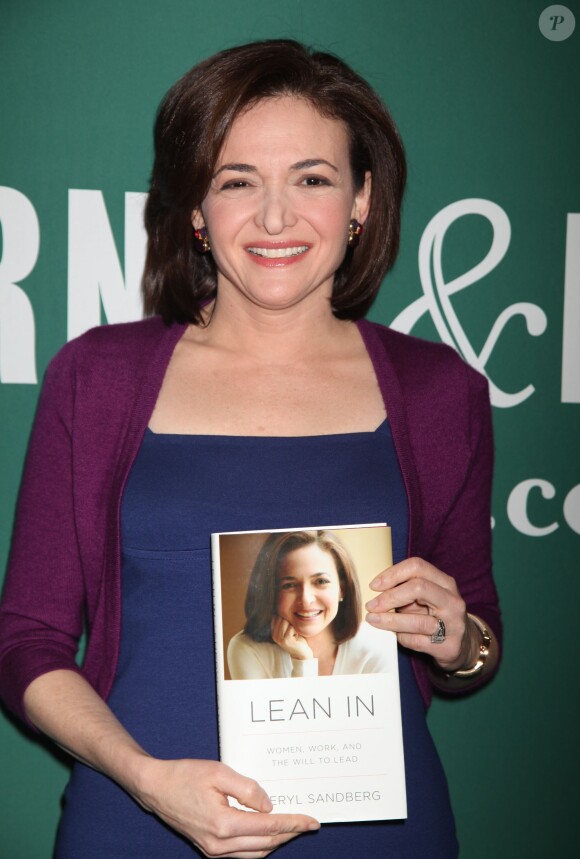 Sheryl Sandberg (Facebook) fait la promotion de son livre "Lean In: Women, Work, and the Will to Lead" avec Chelsea Clinton au Barnes and Noble Union Square de New York le 12 mars 2013