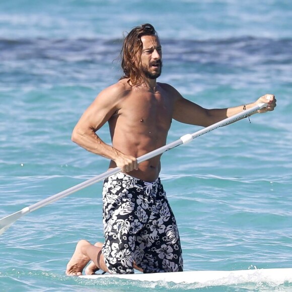 Exclusif - Bob Sinclar et sa femme Ingrid profitent d'une journée ensoleillée sur la plage du Nikki Beach à Saint-Barthélemy, le 9 janvier 2017.