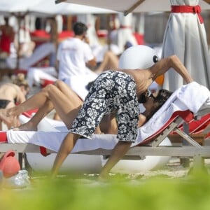 Exclusif - Bob Sinclar et sa femme Ingrid profitent d'une journée ensoleillée sur la plage du Nikki Beach à Saint-Barthélemy, le 9 janvier 2017.