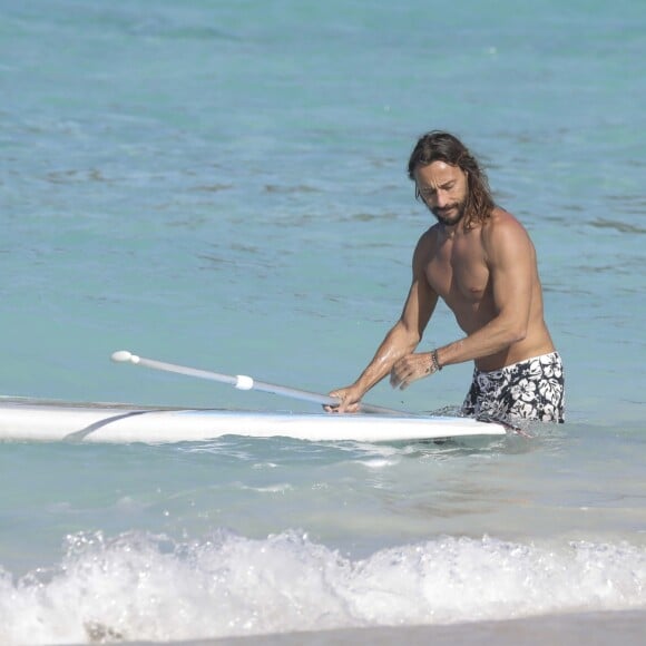 Exclusif - Bob Sinclar et sa femme Ingrid profitent d'une journée ensoleillée sur la plage du Nikki Beach à Saint-Barthélemy, le 9 janvier 2017.