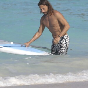 Exclusif - Bob Sinclar et sa femme Ingrid profitent d'une journée ensoleillée sur la plage du Nikki Beach à Saint-Barthélemy, le 9 janvier 2017.