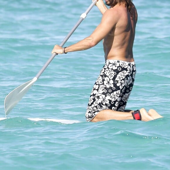 Exclusif - Bob Sinclar et sa femme Ingrid profitent d'une journée ensoleillée sur la plage du Nikki Beach à Saint-Barthélemy, le 9 janvier 2017.