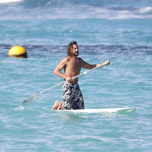 Exclusif - Bob Sinclar et sa femme Ingrid profitent d'une journée ensoleillée sur la plage du Nikki Beach à Saint-Barthélemy, le 9 janvier 2017.