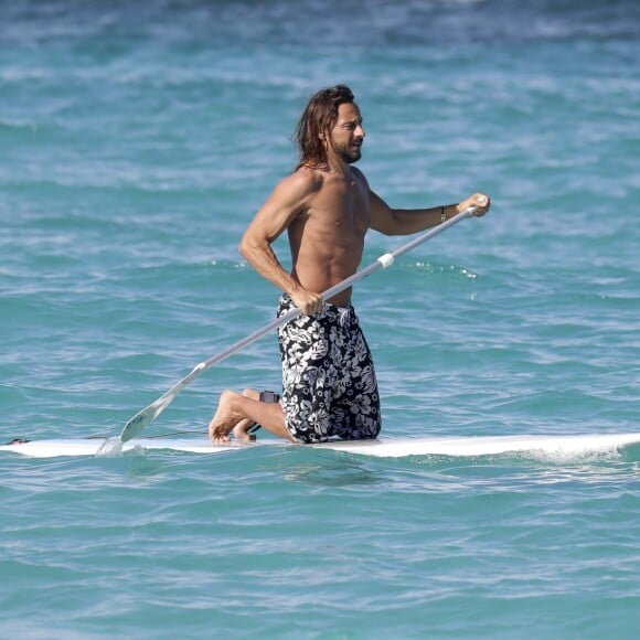 Exclusif - Bob Sinclar et sa femme Ingrid profitent d'une journée ensoleillée sur la plage du Nikki Beach à Saint-Barthélemy, le 9 janvier 2017.