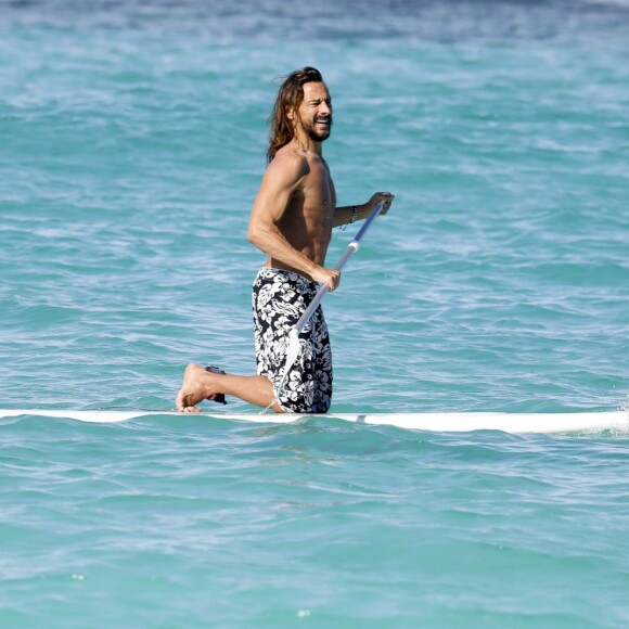 Exclusif - Bob Sinclar et sa femme Ingrid profitent d'une journée ensoleillée sur la plage du Nikki Beach à Saint-Barthélemy, le 9 janvier 2017.