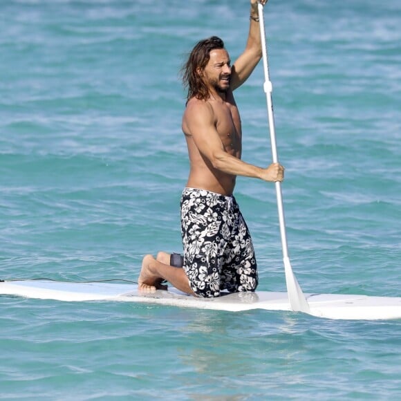 Exclusif - Bob Sinclar et sa femme Ingrid profitent d'une journée ensoleillée sur la plage du Nikki Beach à Saint-Barthélemy, le 9 janvier 2017.