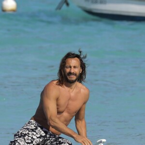 Exclusif - Bob Sinclar et sa femme Ingrid profitent d'une journée ensoleillée sur la plage du Nikki Beach à Saint-Barthélemy, le 9 janvier 2017.