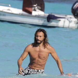 Exclusif - Bob Sinclar et sa femme Ingrid profitent d'une journée ensoleillée sur la plage du Nikki Beach à Saint-Barthélemy, le 9 janvier 2017.