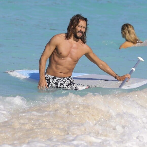 Exclusif - Bob Sinclar et sa femme Ingrid profitent d'une journée ensoleillée sur la plage du Nikki Beach à Saint-Barthélemy, le 9 janvier 2017.